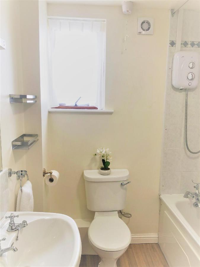 Railway Avenue Rooms Клифден Экстерьер фото